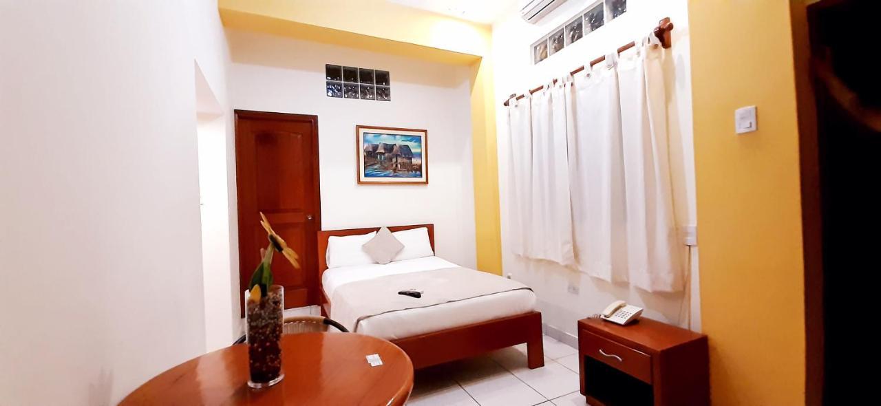 Hostal Huayruro Iquitos Buitenkant foto