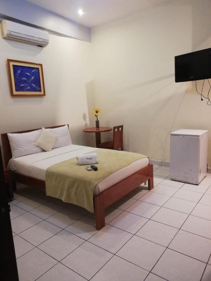 Hostal Huayruro Iquitos Buitenkant foto