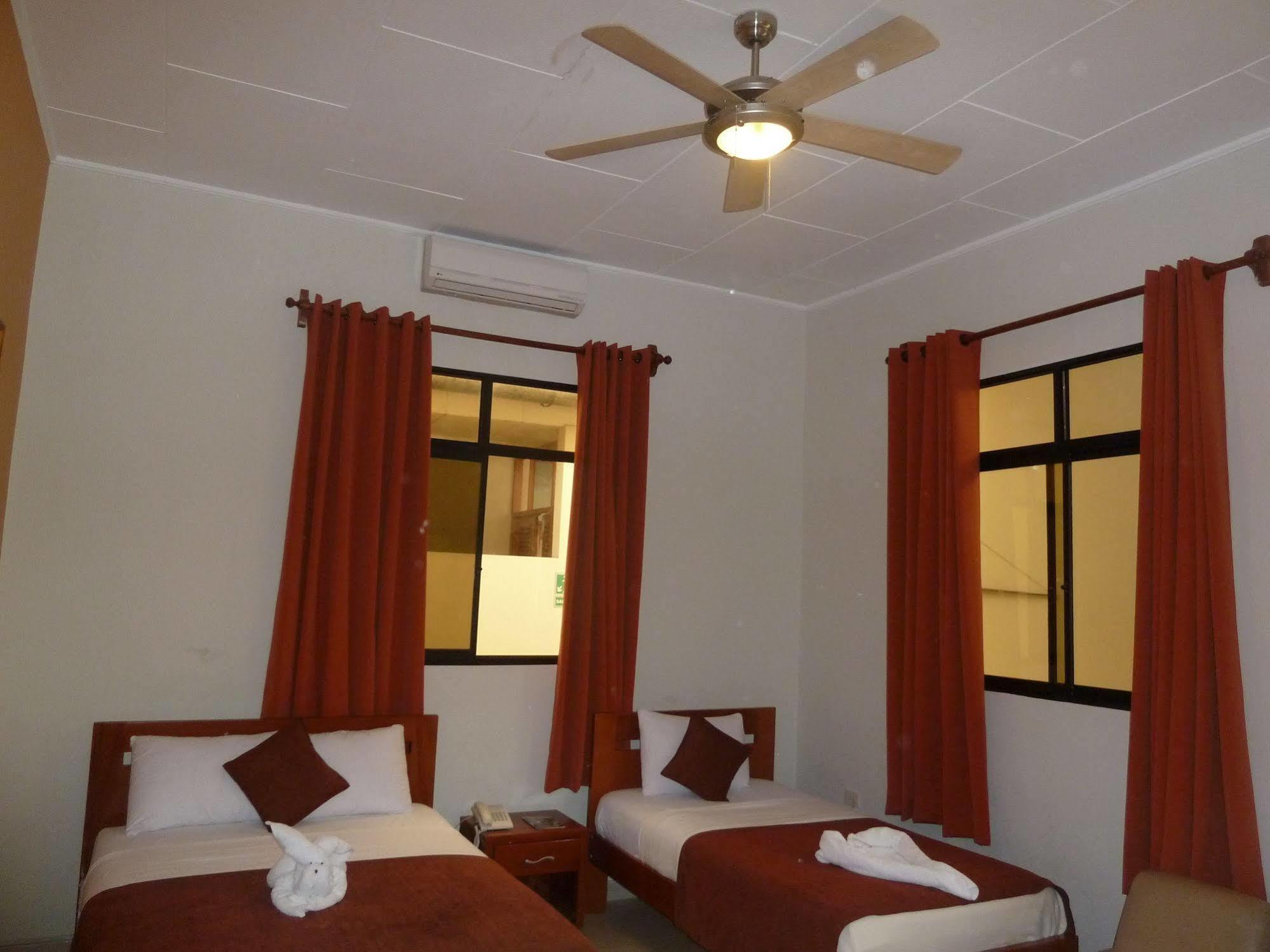 Hostal Huayruro Iquitos Buitenkant foto