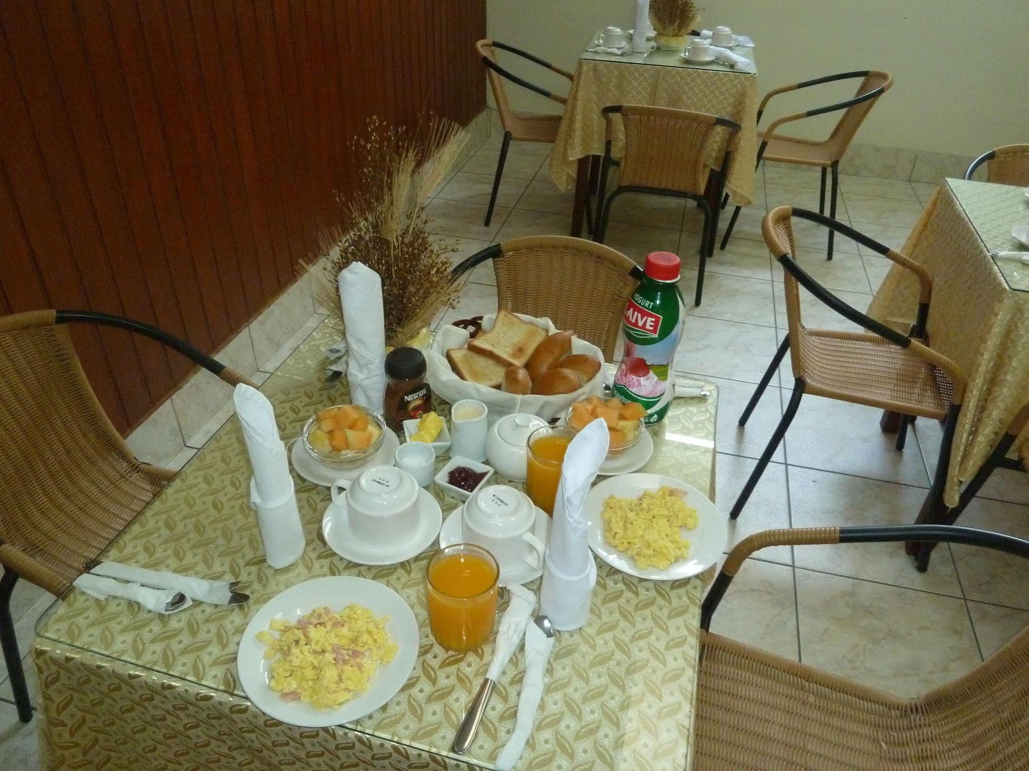 Hostal Huayruro Iquitos Buitenkant foto