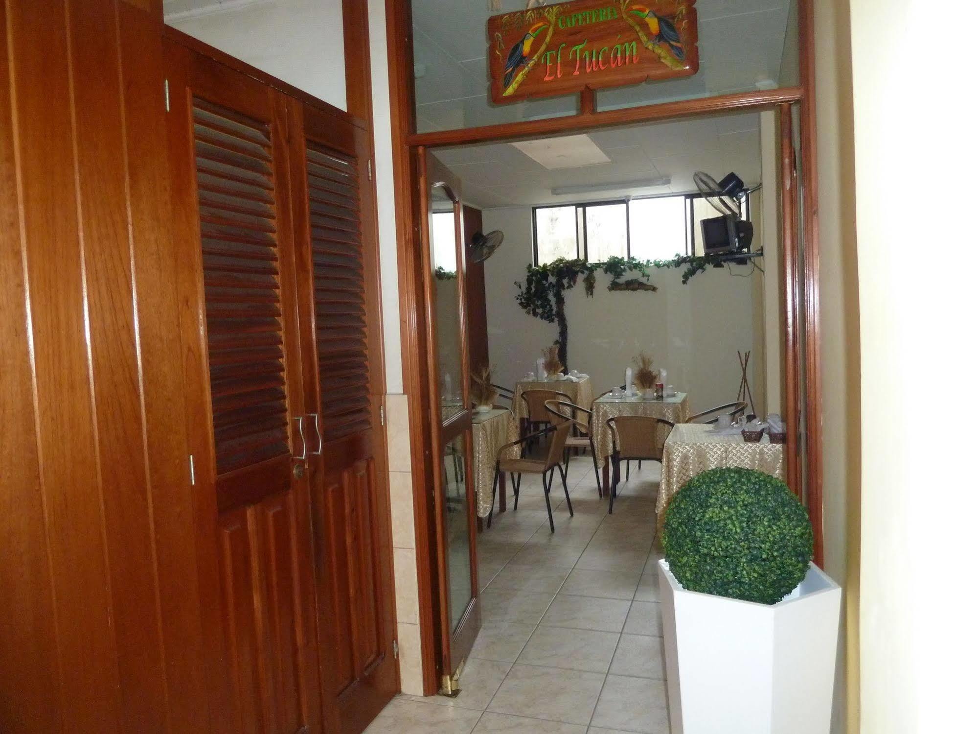 Hostal Huayruro Iquitos Buitenkant foto